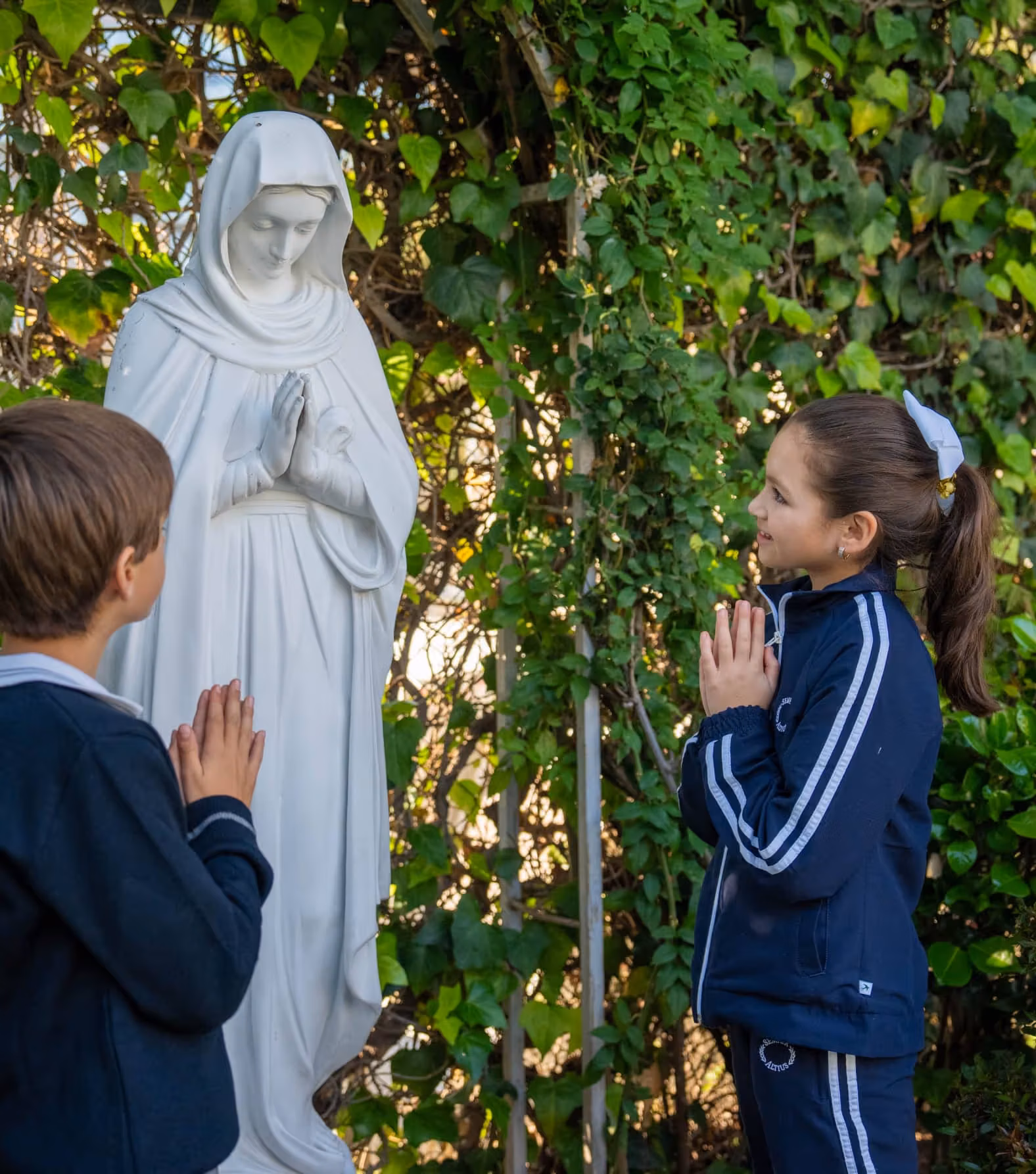 Alumnos en oración frente a la Virgen